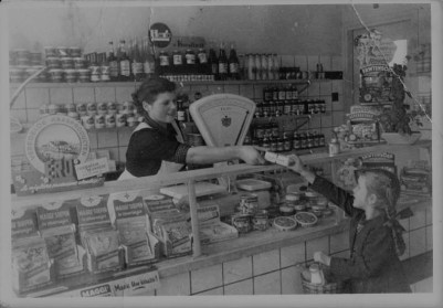 Stiena en Nellie in de winkel