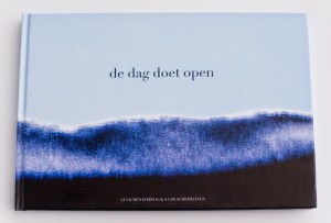 Omslag Haikubundel de dag doet open